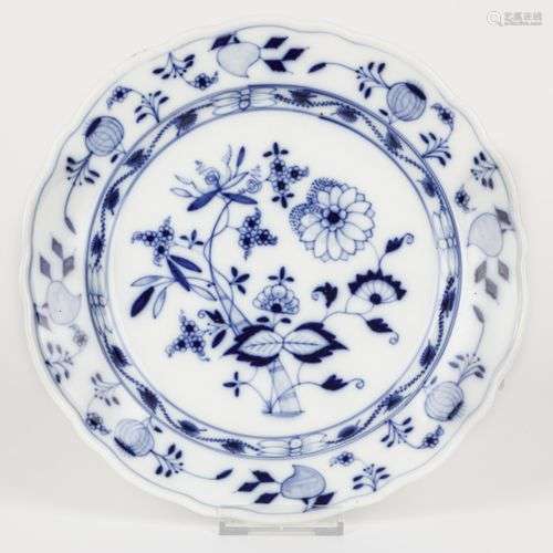 A porcelain plate with Zwiebelmuster decoration. Meissen, 1s...