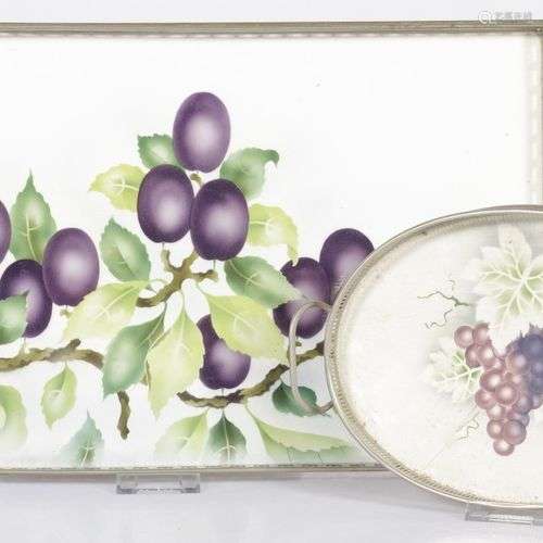 A lot comprising (2) various serving trays, 20th century.