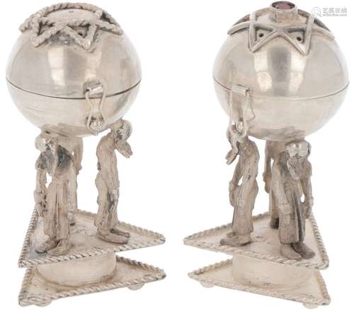 (2) piece salt & pepper set silver.