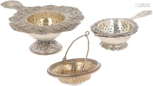(5) Piece lot of tea strainers & drip trays silver.