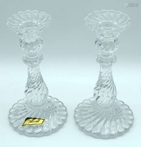 A pair of glass Baccarat candle sticks 23 cm (2).