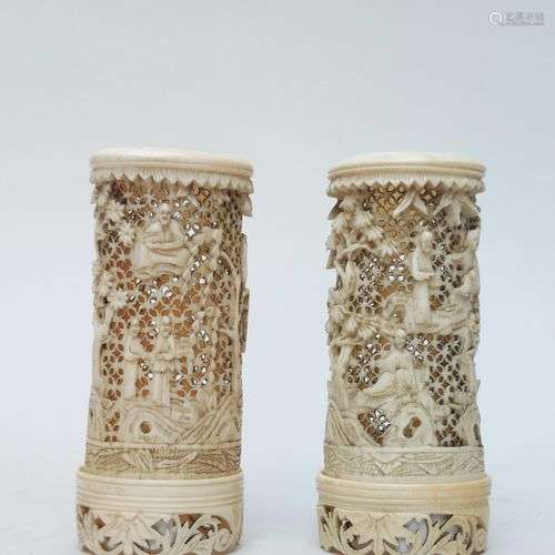 PAIRE DE PETITS VASES en ivoire ciselé et ajouré à motifs de...