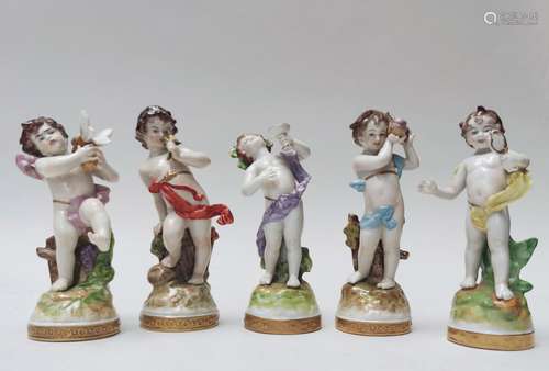 Suite de 5 STATUETTES en porcelaine représentant des amours ...