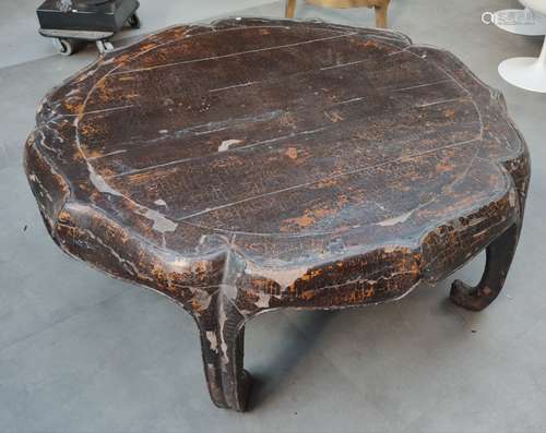 TABLE basse ronde en bois à laque craquelée brun foncé nuanc...