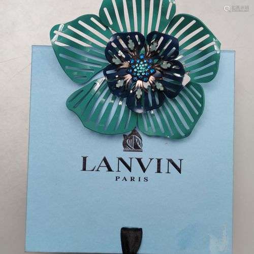 LANVIN - Large broche motif fleur en métal découpé, strass e...