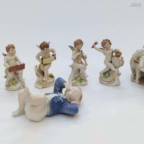 CAPODIMONTE, Suite de 4 sujet en porcelaine représentant des...