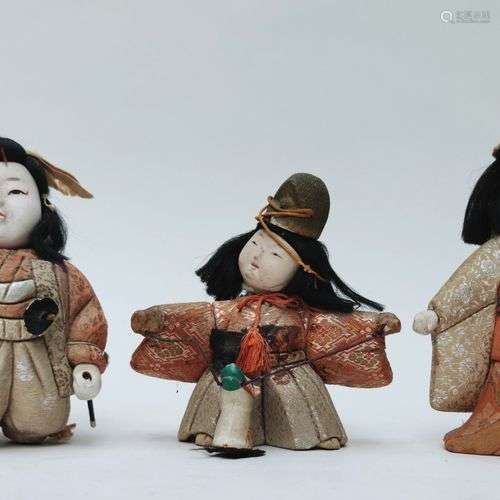 Ensemble de trois petites poupées du Japon XXe siècle Haut. ...