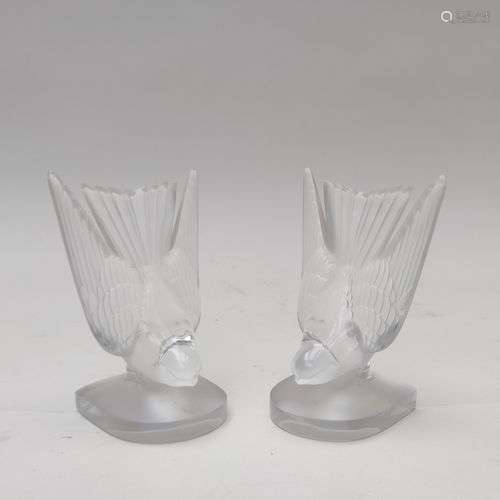 Lalique FrancePaire de serre-livres figurant des oiseaux en ...