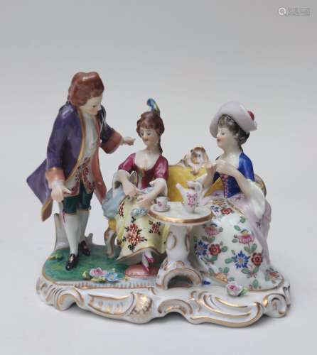 Petit GROUPE, en porcelaine émaillée polychrome, représentan...