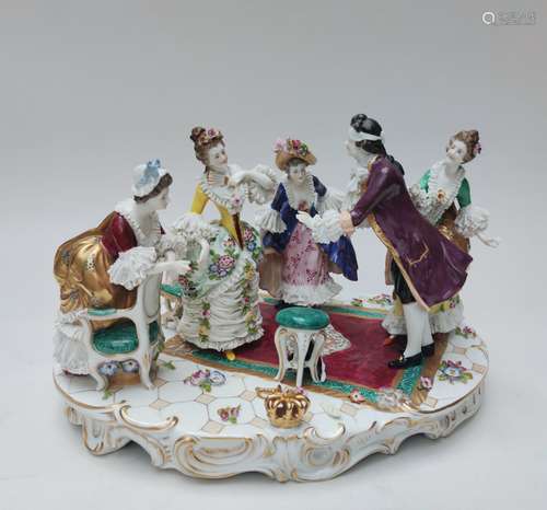 GROUPE en porcelaine émaillée polychrome représentant une ré...