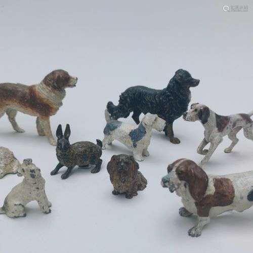 9 figurines dont 8 chiens et un lapin en métal patiné et pei...