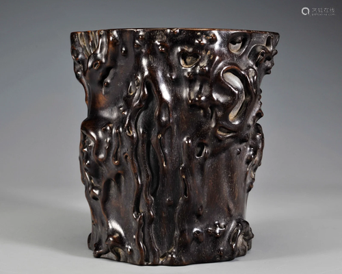 A Carved Rosewood Brush-pot Qing Dynasty