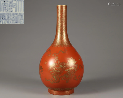 A Red Glazed and Gilt Bottle Qing Dynasty