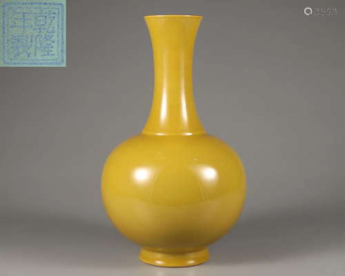 A Yellow Glazed Decorative Vase Qing Dynasty