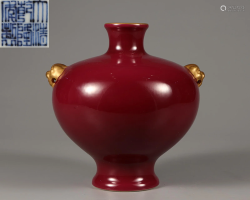 A Red Glazed and Gilt Vase Qing Dynasty