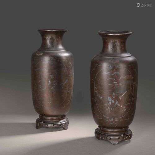 Grande paire de vases en bronze à décor niellé d'argent et d...