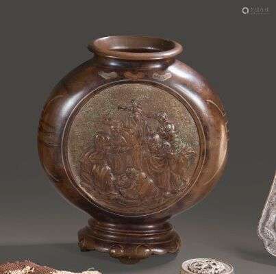 Très joli vase gourde en bronze sur piédouche ciselé sur cha...