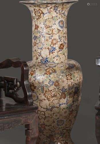 BIEN HOA. Important vase de forme balustre en céramique à dé...