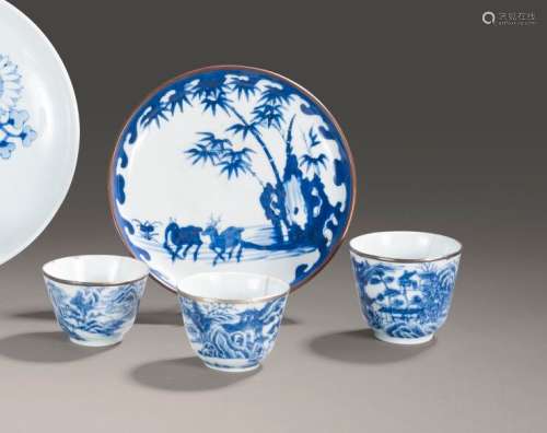 Trois tasses à thé en porcelaine bleu-blanc dit Bleu de Hué ...
