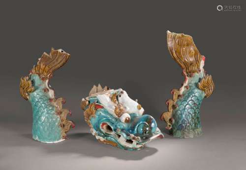 Trois éléments en céramique représentant des dragons. Hauteu...