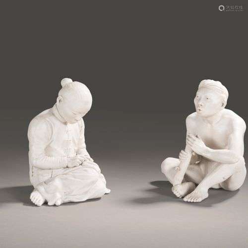 Deux statuettes en grès porcelaineux légèrement vernissé rep...