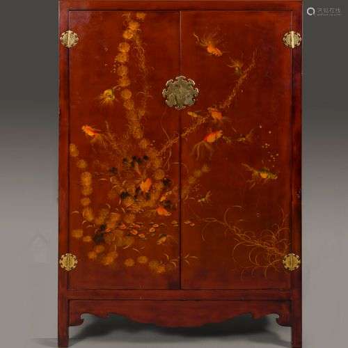 Armoire en bois laqué rouge à décor de poissons et fonds mar...