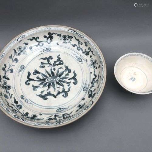 Grand plat en grès porcelaineux à décor bleu-blanc d'un moti...