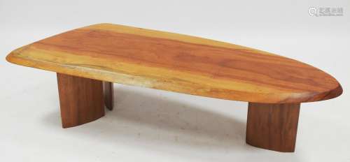 TRAVAIL contemporain Table basse en bois naturel de forme li...