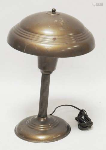TRAVAIL des années 40 Lampe de bureau en tôle beige H. : 47 ...
