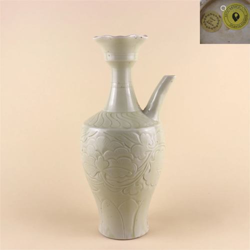 A Yellow Glazed Porcelain Vase with Flower