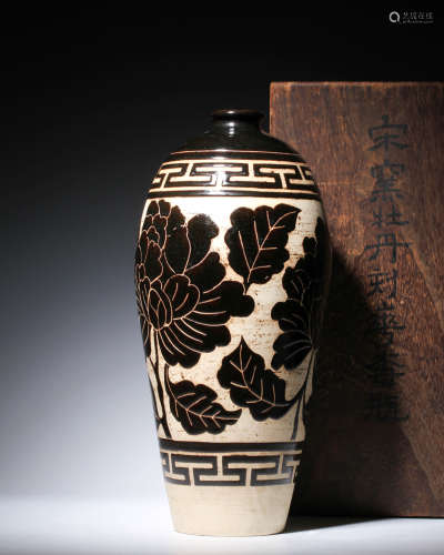 西夏 靈武窯 黑釉刻牡丹紋 梅瓶