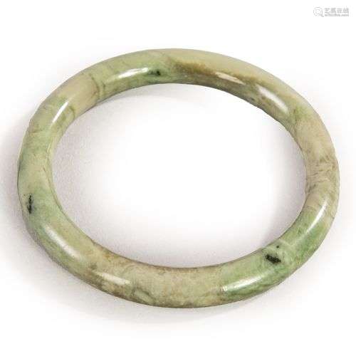 Bracelet en jade chinois vert.Chine XXe siècleDiam. 8 cm