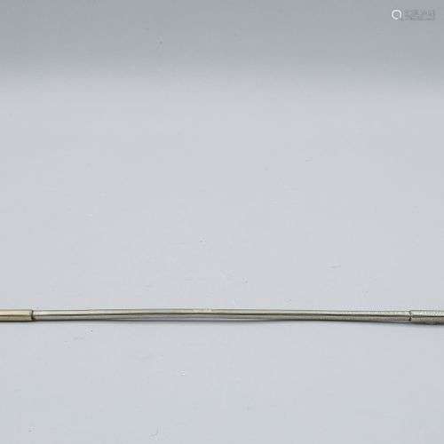 pipe en métal.Chine XXe siècleL. 54 cm