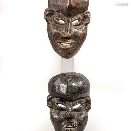 Deux masques en bois.Népal XXe siècleH. 28 et 30 cm