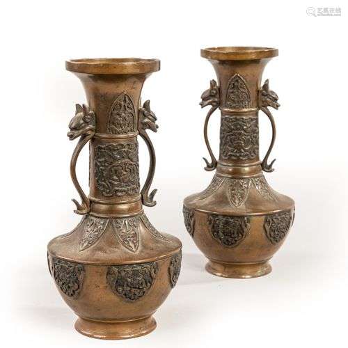 Paire de vases en bronze.Japon début XXe siècleH. 24 cm