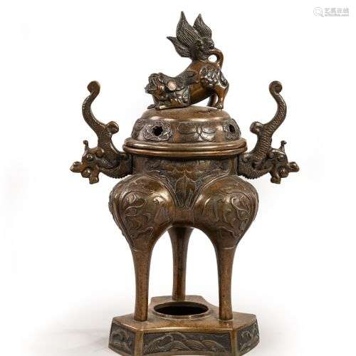 Brûle-parfumS en bronze.Chine XXe siècleH. 26 cm
