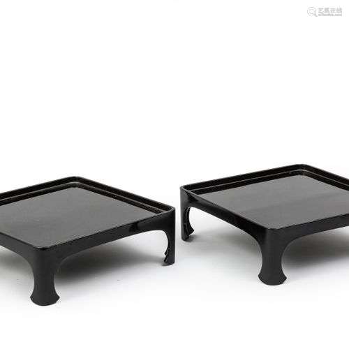 Deux plateaux carrés sur pieds en bois laqué noir.Japon Show...