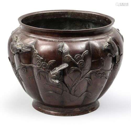 Cache-pot en bronze à décor d’oiseaux.Japon début XXe siècle...