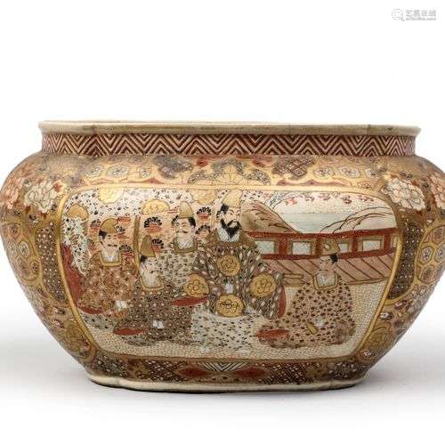 Cache-pot en porcelaine Satsuma, polychrome et or à décor de...