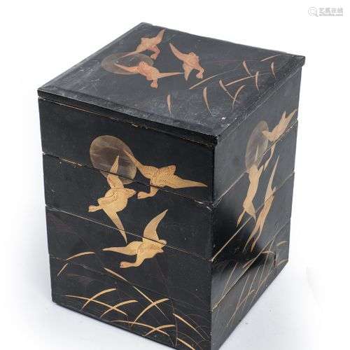 Boite carrée en laque noire.Japon fin XIXe siècleH. 30 cm, L...