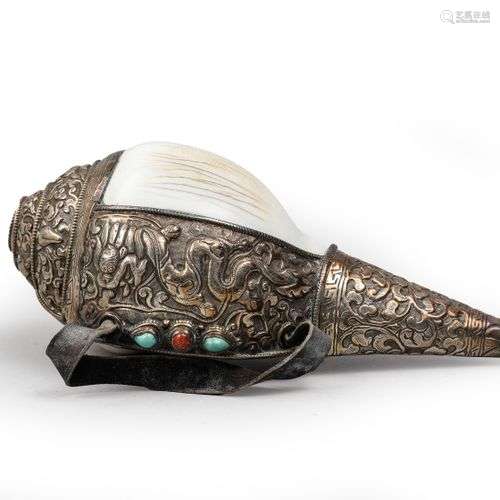 Conque coquillage au décor en métal.Népal XXe siècleL. 19,5 ...
