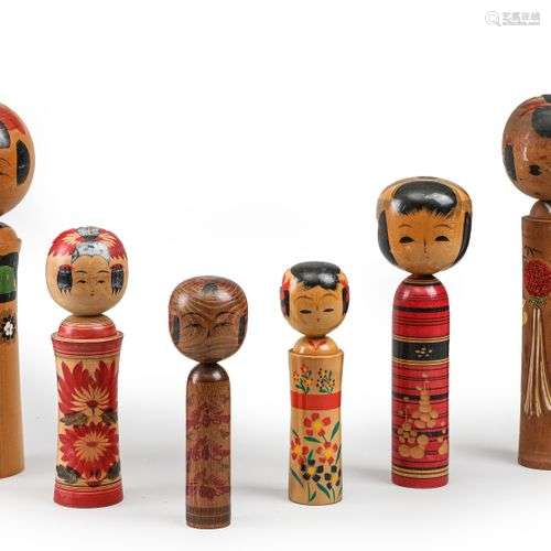 Six grandes poupées en bois kokeshi.Japon ShowaH. 30 cm à 46...