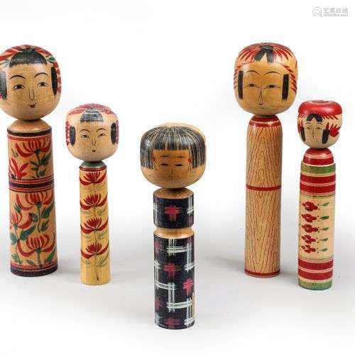 Cinq poupées en bois kokeshi.Japon ShowaH. 18 à 29 cm
