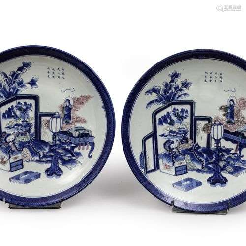Deux grands plats en porcelaine polychrome à dominante bleu....