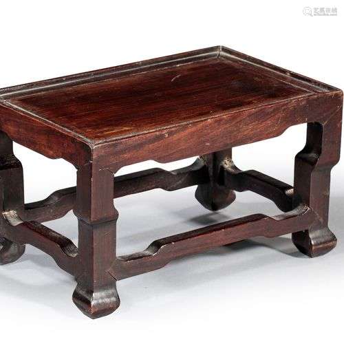 Petite sellette rectangulaire en bois.Chine fin XIXe siècleH...