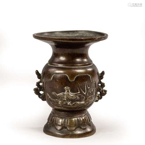 Vase en bronze.Japon XXe siècleH. 12 cm