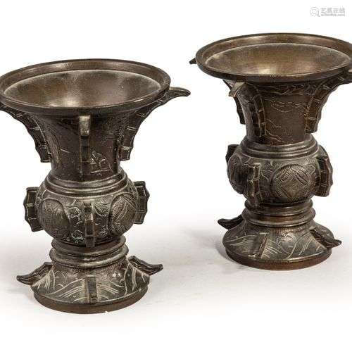 Paire de vases Gu en bronze.Japon début XXe siècleH. 13 cm