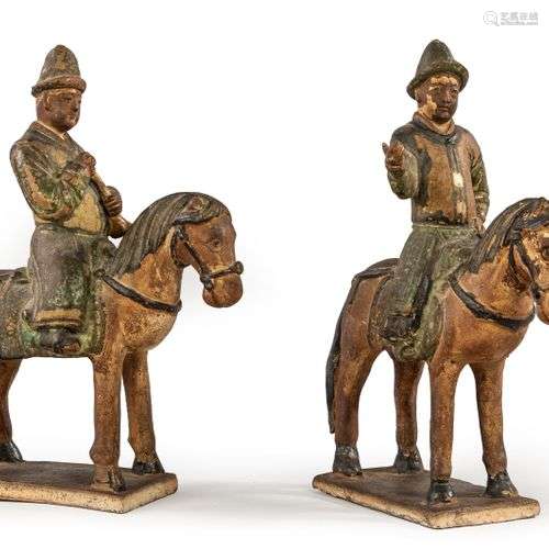 Deux cavaliers en terre cuite vernissée, ambre, verte et noi...
