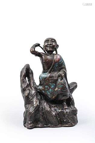 Lohan ascétique assis sur un rocheren bronze cloisonné.Chine...
