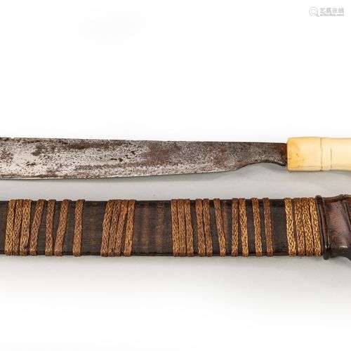Épée dans son fourreau en bois avec manche en ivoire.Indonés...